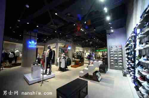 重庆全新阿迪达斯“运动时尚品牌体验店”在IFS国金中心开幕